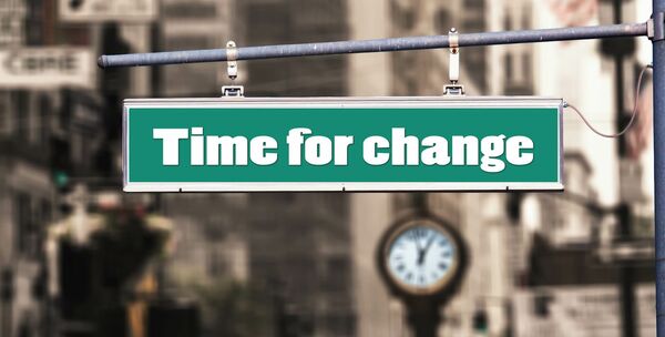 Visualisierung des Themas Time for Change mit einem Straßenschild